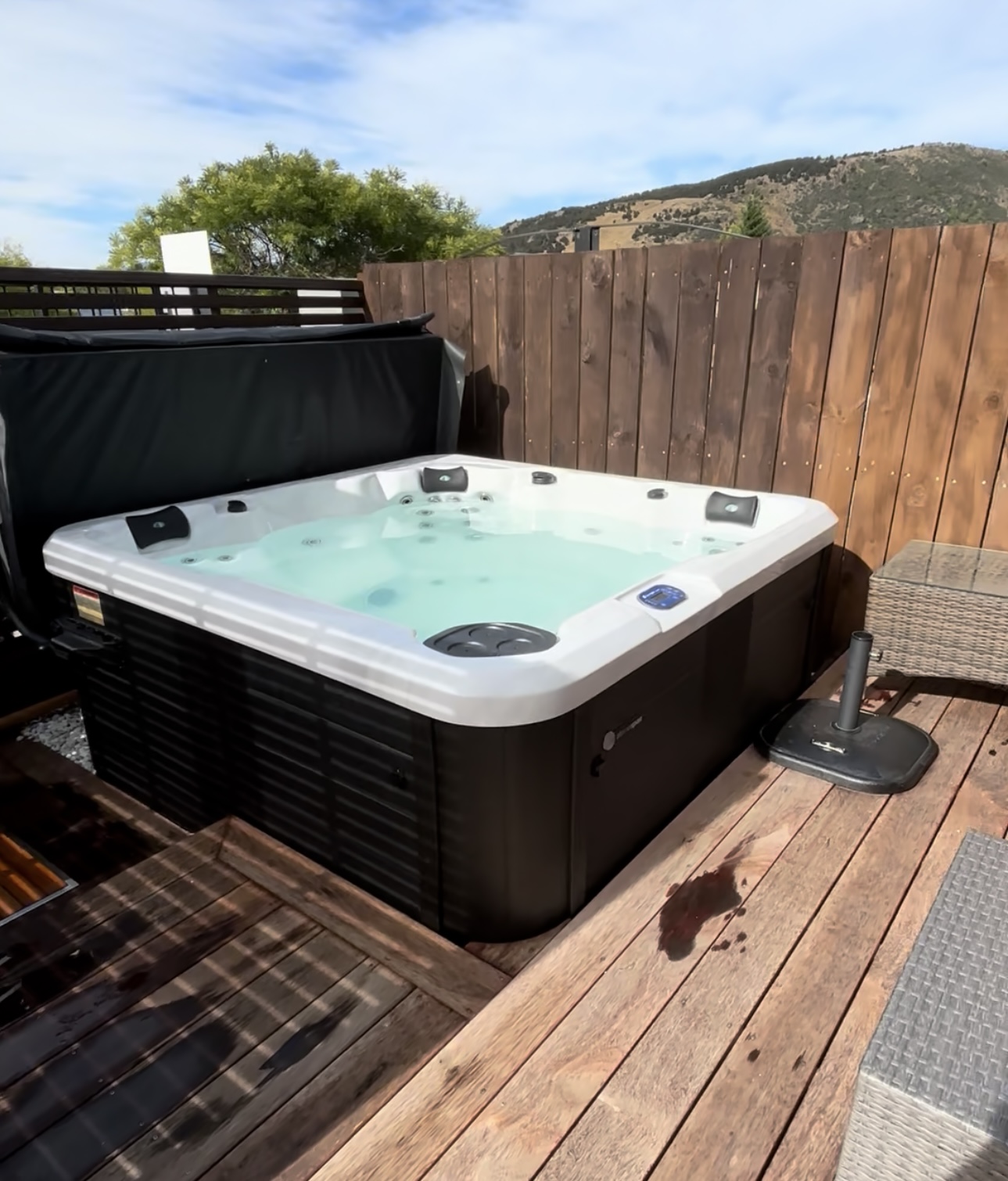 Screenshot Outdoor hot tub on the deck at Sanctuary Day Spa, Wanaka